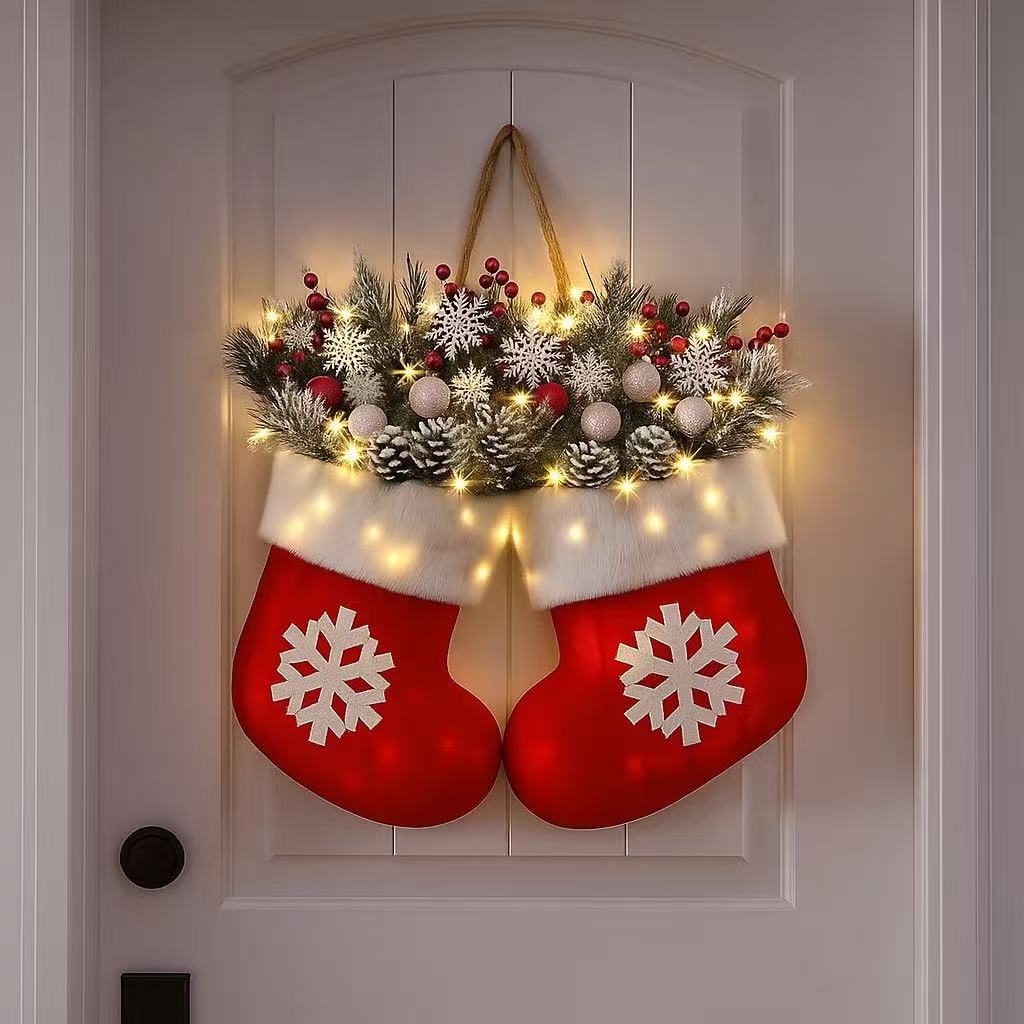 🎄 Lighted Christmas Mitten Wreath